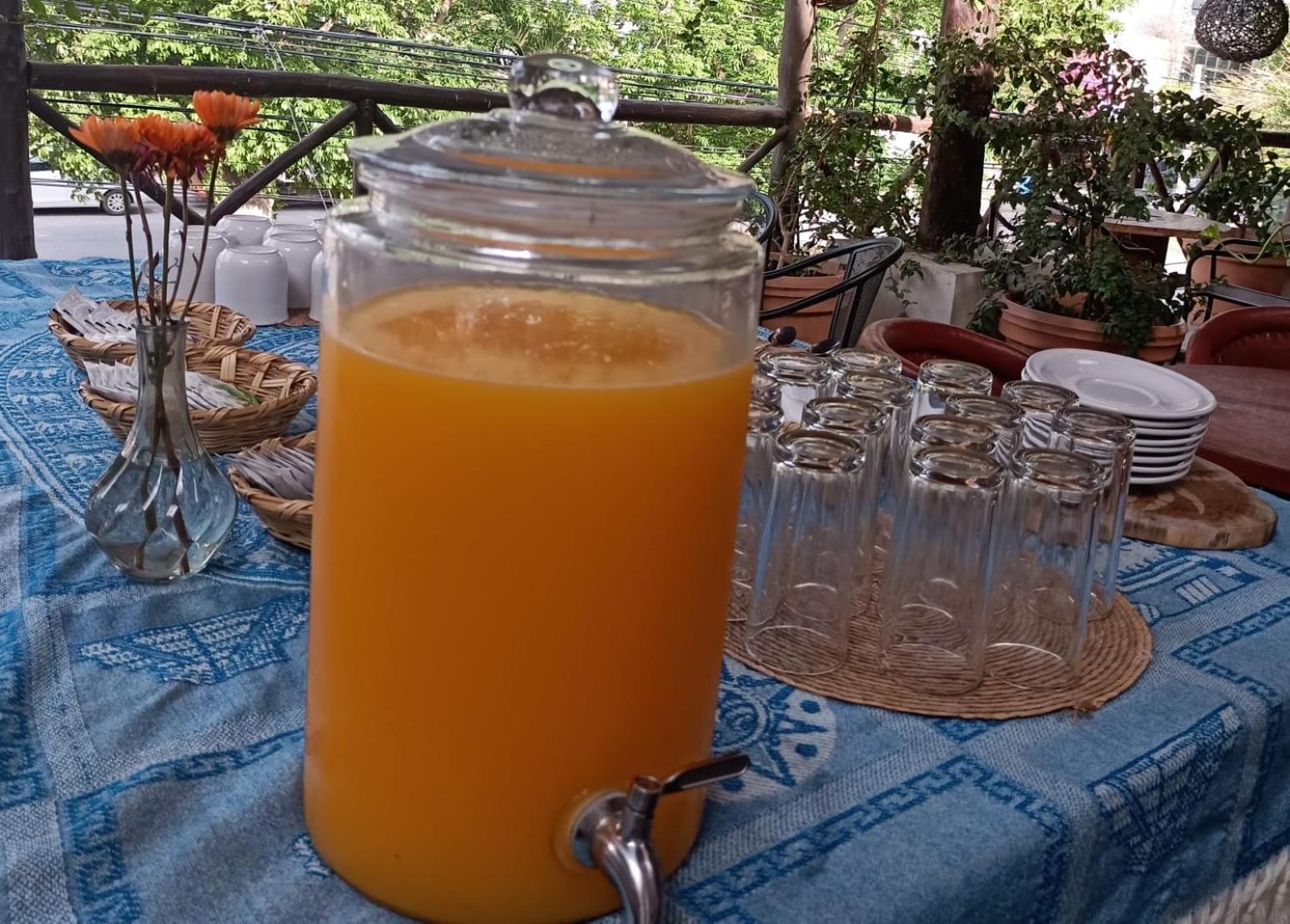 Mio Tulum Hotel Boutique 외부 사진 A glass dispenser of freshly squeezed orange juice